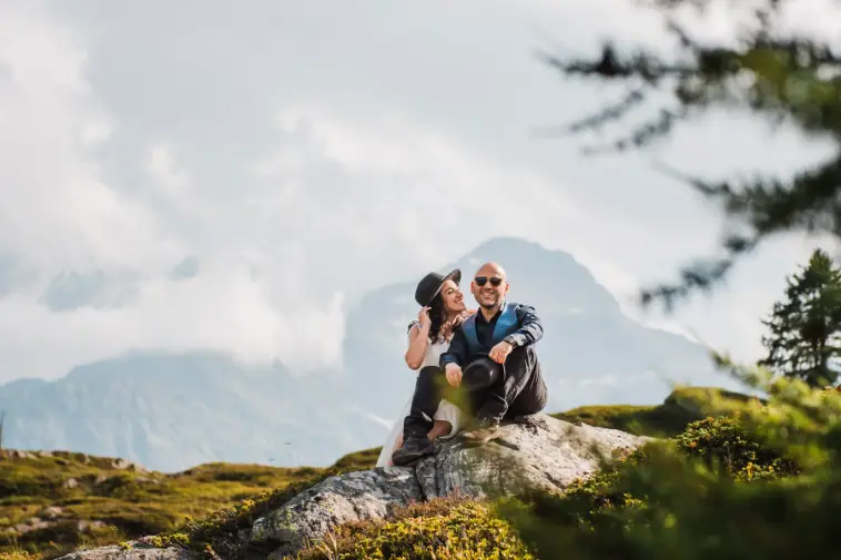 Couple smilling during a photoshoot in the swiss alps