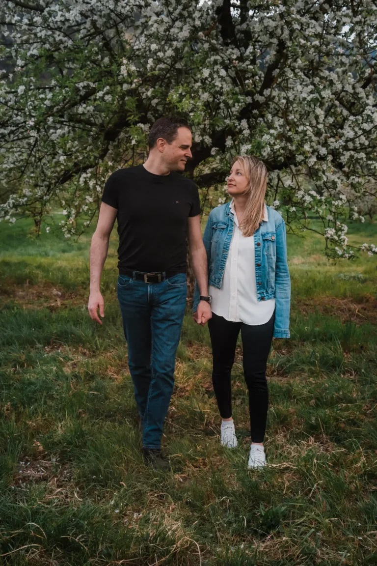 couple holding hand and looking at eachother during an outdoors photo experience with maaike jansen