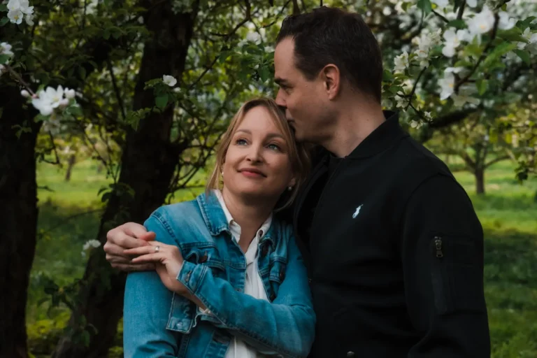 husband kissing the head of his wife during portrait session